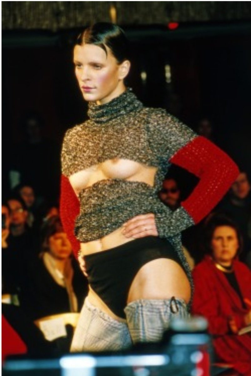 Fall Winter 1994 : "Banshee" Ici, McQueen introduit l'ambiance de ses créations et commence a séduire petit a petit un public. Cette collection est inspiré du style victorien et est déjà très sombre, mais romantique.