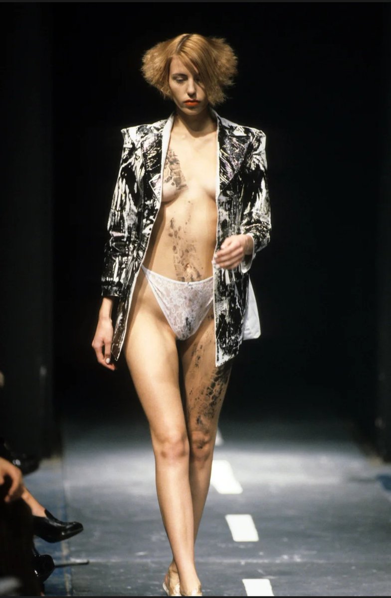 Spring Summer 1995 : "The Birds" McQueen s'inspire pour sa troisième collection du film d'horreur "Les Oiseaux" de Hitchcock. Film qui l'a marque durant son enfance et qui sera aussi reçurent dans ses shows. On retrouve des oiseaux, et des tailleurs inspiré des tenues du film.