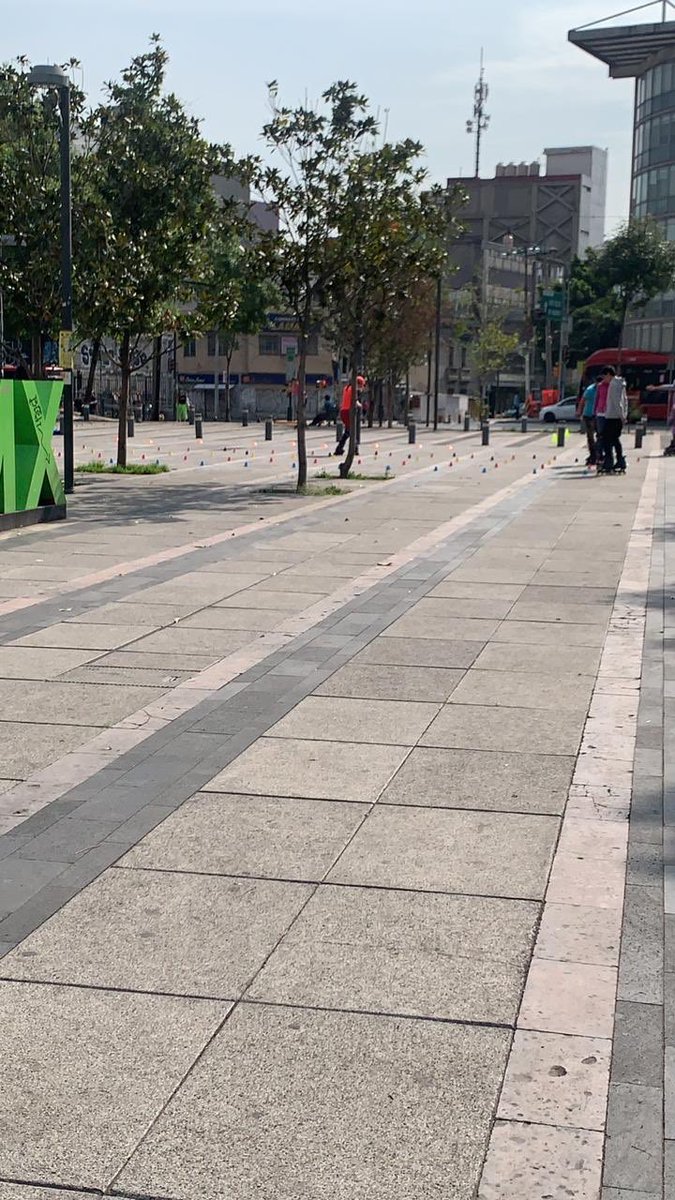 DjMrMarkuz's tweet photo. No se quien es más inconsciente si los papas que llevan a sus hijos o estas personas que por no perder dinero siguen “dando clases” @quieropatinarmx @GobCDMX @AlcCuauhtemocMx @Claudiashein @NTelevisa_com @HLGatell https://t.co/rA2rOWcaQ1