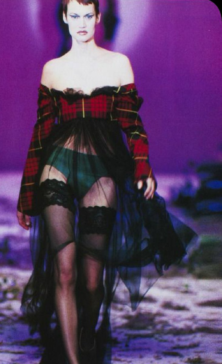 Fall Winter 1995: " The highland rape"C'est cette collection qui choque l'Angleterre entière et fait décoller sa carrière. Elle représente le "génocide" subie par l'Ecosse de la part des anglais. Les mannequins portent des tartants dechires, marque d'agression sexuelle