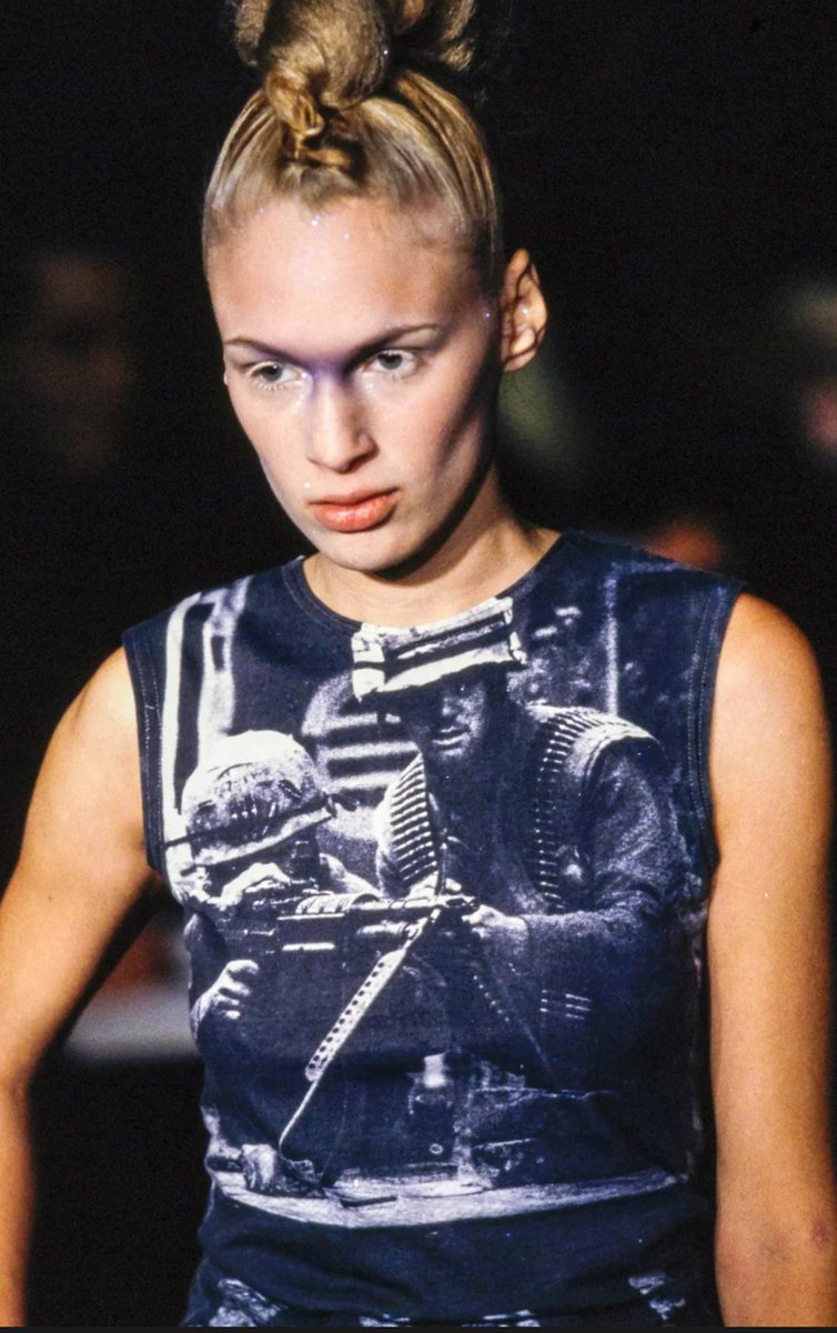 Fall Winter 1996 : "Dante"Cette collection est présentée dans une église. McQueen représente le péché et le blasphème, ses oeuvres ont toujours été autobiographique et il est donc issue d'une famille religieuse. La religion jouera donc un rôle important dans ses vetements.