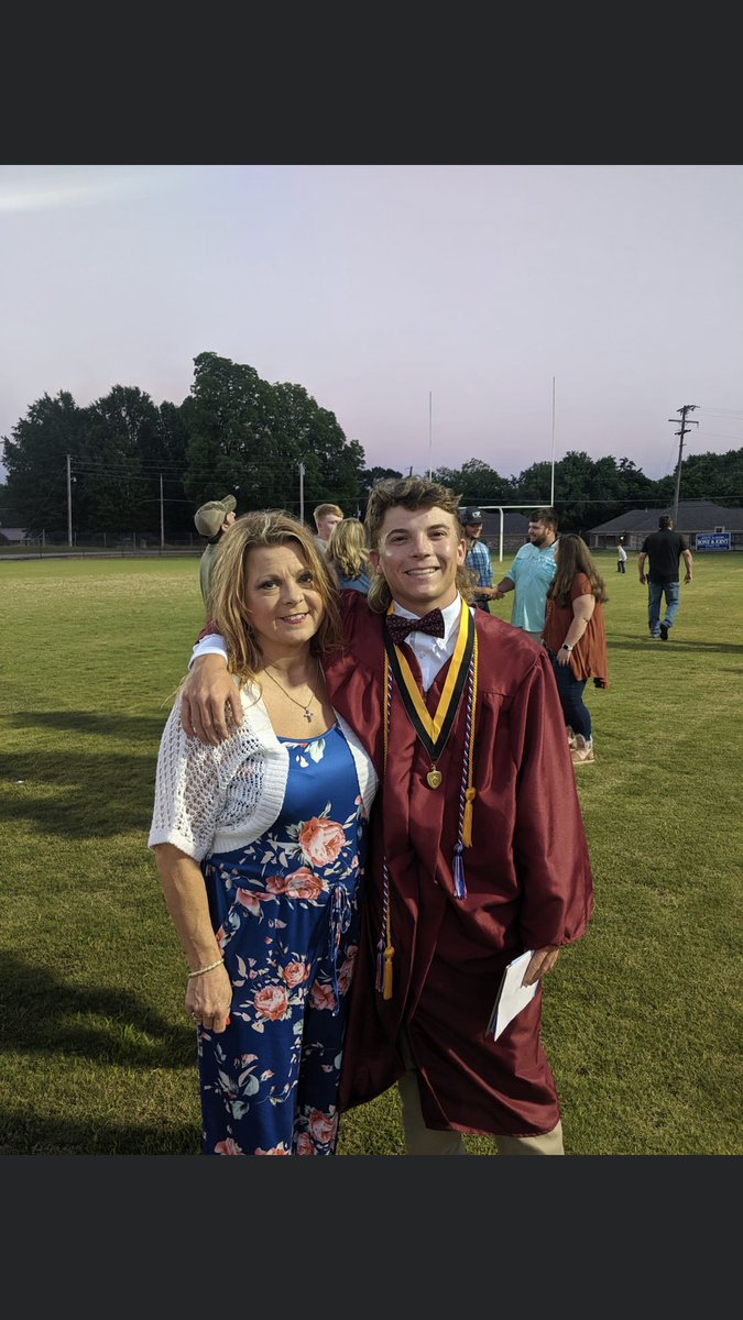 HarbinCarson's tweet photo. I was told my year of first’s without you by my side would be hard, but I didn’t know it would be this hard ❤️. Happy Easter and hold your loved ones close. https://t.co/wcjQqlfInw