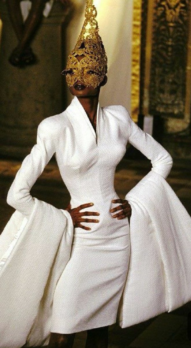 Givenchy SS Haute Couture 1997 : "The search of the golden fleeces"McQueen est engagé chez Givenchy, il présente sa première collection haute couture qui sera lynché par tous les journaux de modes et clients du luxe a la française