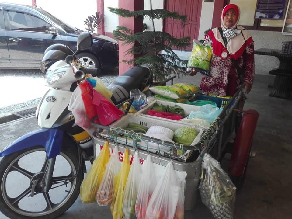 LPP_MALAYSIA's tweet photo. “HIDUP INI ADALAH PERJUANGAN”

"SUPERWOMEN"

Kegigihan Wanita Kelantan

Seorang Runner kental dan hebat

Tunjang utama bagi menggerakkan Pasar Segar Terkawal PPK Bukit Awang sempena PKP

Bukan sahaja berjasa kepada PPK malahan memberi MANFAAT kepada ahli dan masyarakat setempat https://t.co/wnLaWUCyh2