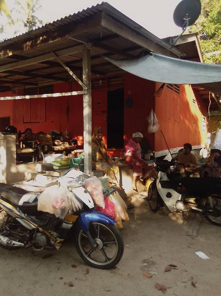 LPP_MALAYSIA's tweet photo. “HIDUP INI ADALAH PERJUANGAN”

"SUPERWOMEN"

Kegigihan Wanita Kelantan

Seorang Runner kental dan hebat

Tunjang utama bagi menggerakkan Pasar Segar Terkawal PPK Bukit Awang sempena PKP

Bukan sahaja berjasa kepada PPK malahan memberi MANFAAT kepada ahli dan masyarakat setempat https://t.co/wnLaWUCyh2