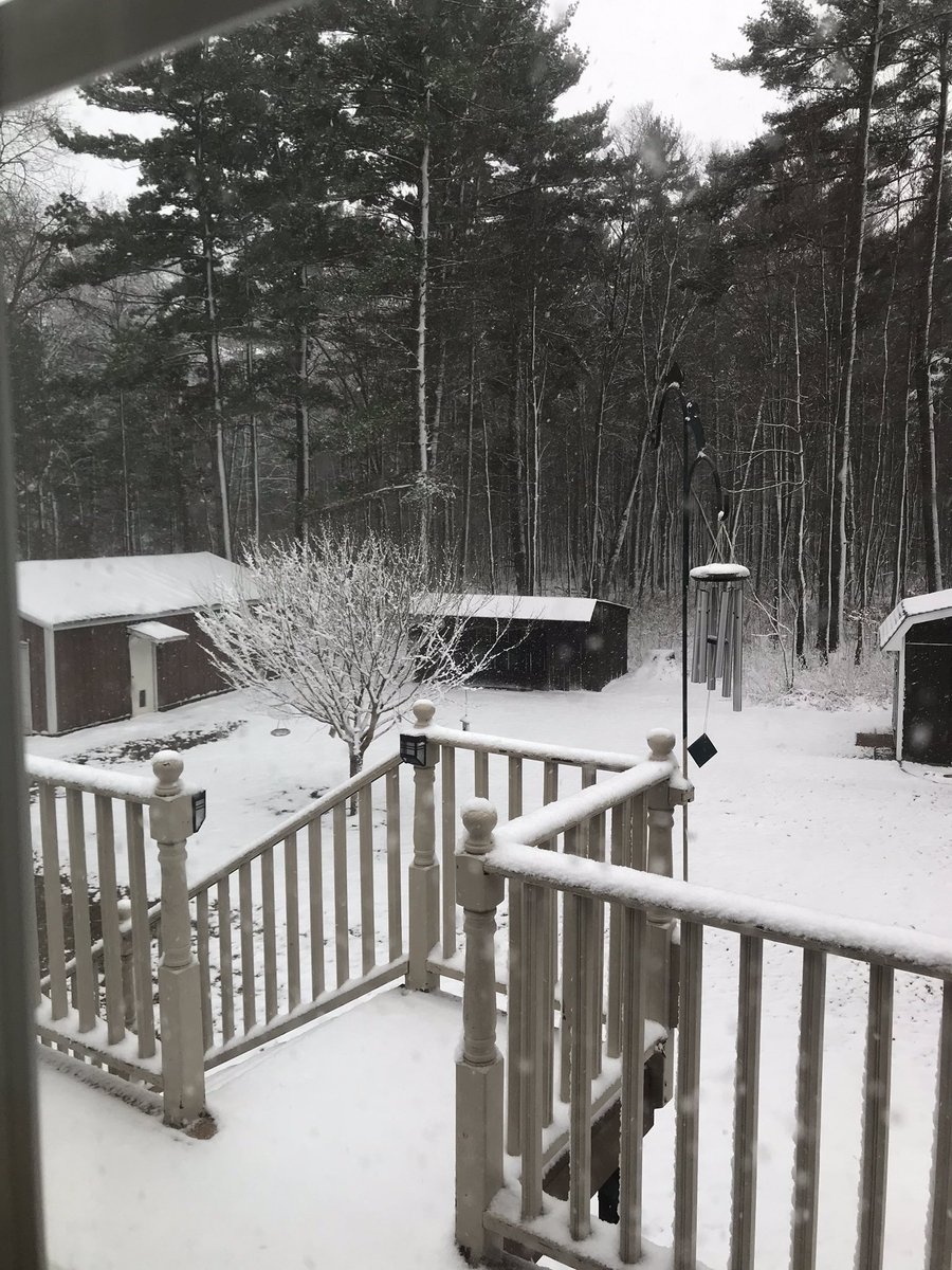 Mathu4wrist's tweet photo. Not positive, but I’m pretty sure this is what Christmas is supposed to look like, not Easter. #ThanksWisconsin https://t.co/ejALLqWG8e