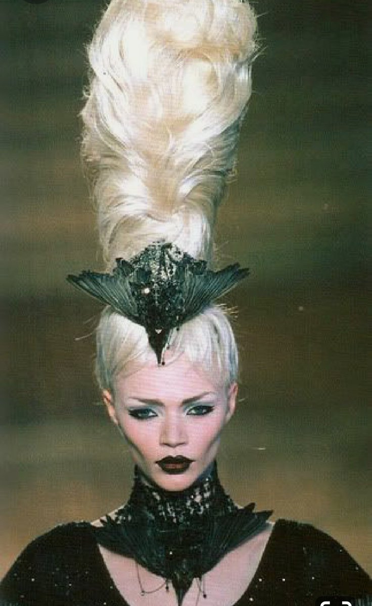 Givenchy Haute Couture Fall Winter 1997:" Eclect Dissect"Pour cette seconde collection Haute Couture McQueen prend l'idée de victime qui aurait été tranche par un boucher et dont on aurait recollé les parties du corps ensemble. La mort est encore une fois omniprésente.