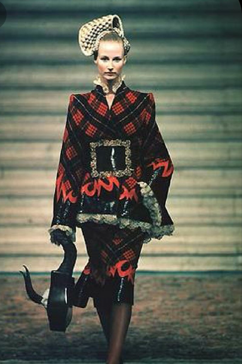 Givenchy Haute Couture Fall Winter 1997:" Eclect Dissect"Pour cette seconde collection Haute Couture McQueen prend l'idée de victime qui aurait été tranche par un boucher et dont on aurait recollé les parties du corps ensemble. La mort est encore une fois omniprésente.