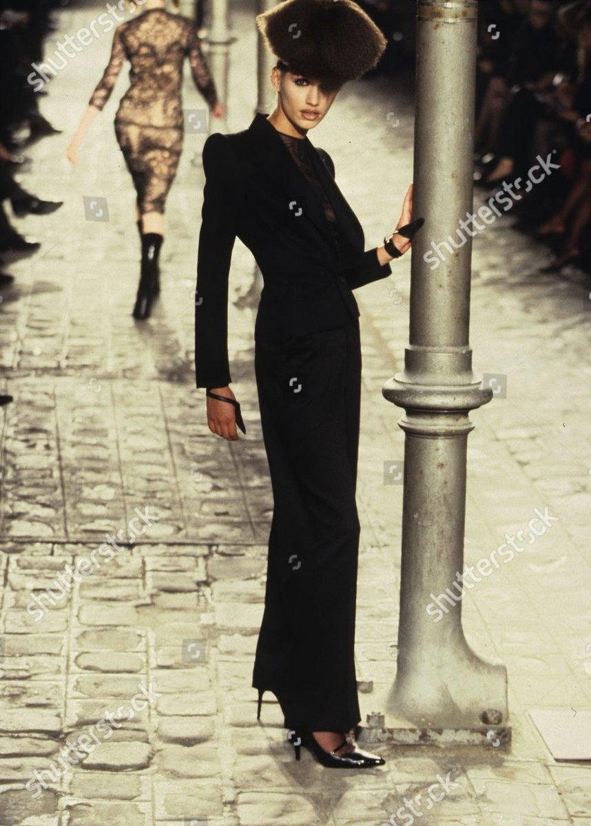 Givenchy Fall Winter 1997Pour cette collection prêt-à-porter, les mannequins défilent autour de plusieurs poteaux, il s'éloigne très fort de l'image classique de la maison Givenchy et renverse tout ce qu'on attendait de lui.