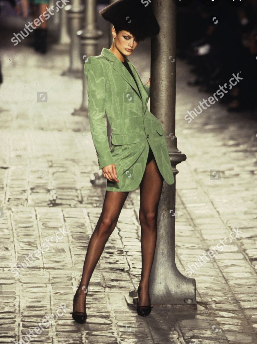 Givenchy Fall Winter 1997Pour cette collection prêt-à-porter, les mannequins défilent autour de plusieurs poteaux, il s'éloigne très fort de l'image classique de la maison Givenchy et renverse tout ce qu'on attendait de lui.
