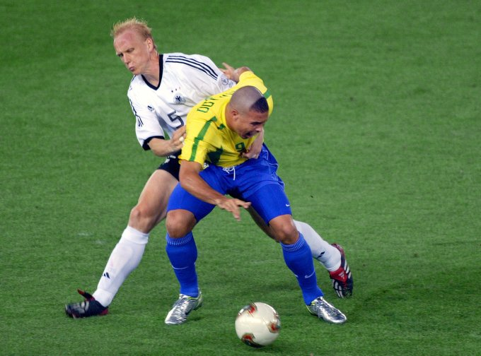 dannysthilld's tweet photo. Em 2002 foi o último título da nossa seleção da "COPA DO MUNDO".Globo hoje mostrou a final da Copa do Mundo de 2002 entre Brasil x Alemanha.
#Copa2002 #BRAXALE #LFnoPenta #Final2002
#DomingoDetremuraSDV https://t.co/GaSX52uVaJ