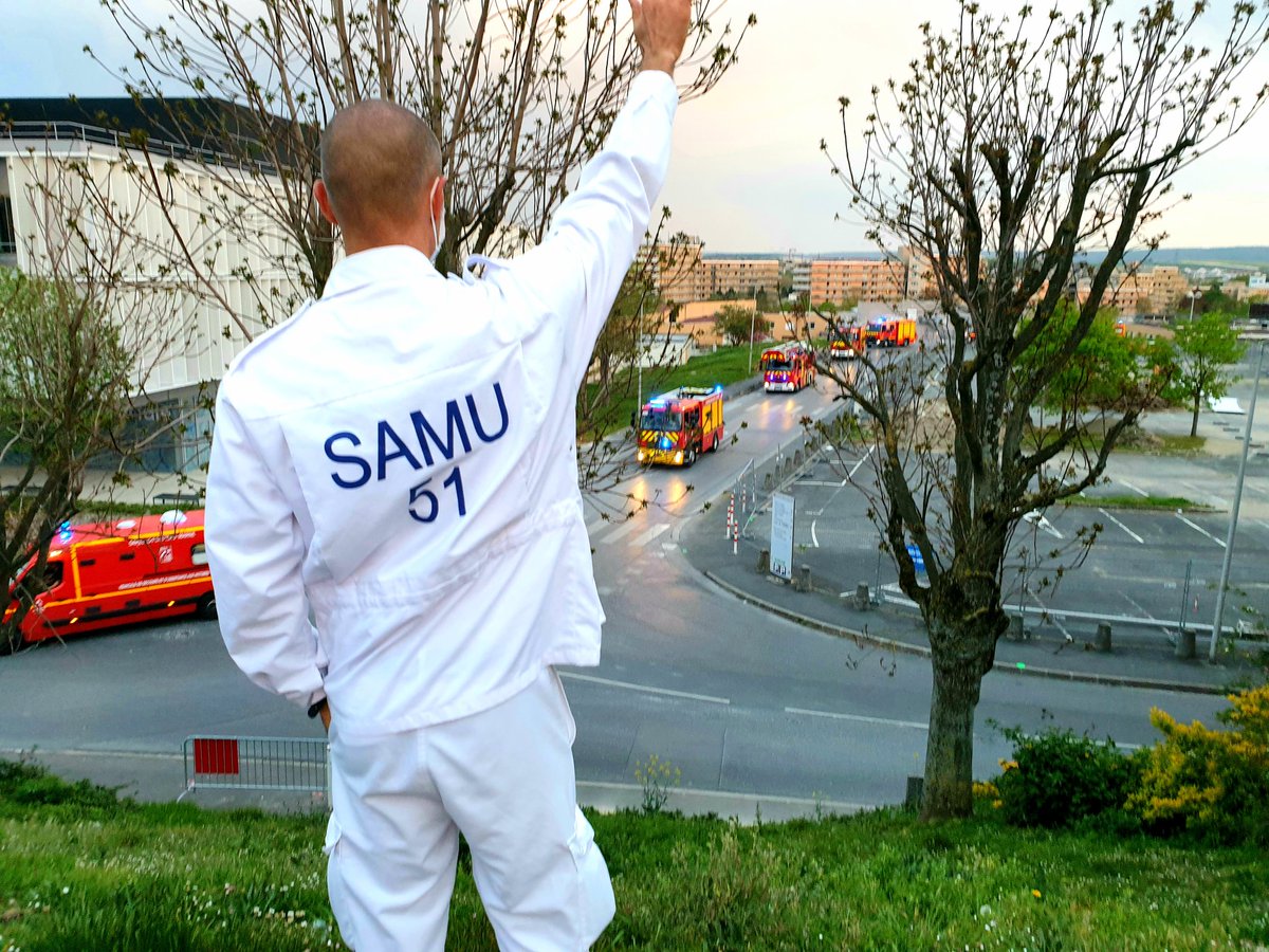 GimonetF's tweet photo. Quand tu commences ta nuit de boulot en saluant les #pompiers 🚒 et les #ambulanciers privés 🚑  venus t'offrir un défilé rampes gyro allumées et sirènes hurlantes dans le @CHUdeReims 🏥 Salut et MERCI 🙏 #reims @SDIS51 #ambulanciers #samu #smur #marne https://t.co/jCorMVHwNG