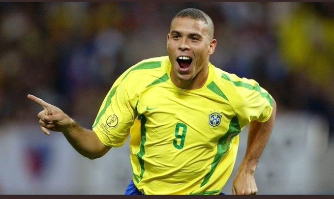 dannysthilld's tweet photo. Em 2002 foi o último título da nossa seleção da "COPA DO MUNDO".Globo hoje mostrou a final da Copa do Mundo de 2002 entre Brasil x Alemanha.
#Copa2002 #BRAXALE #LFnoPenta #Final2002
#DomingoDetremuraSDV https://t.co/GaSX52uVaJ