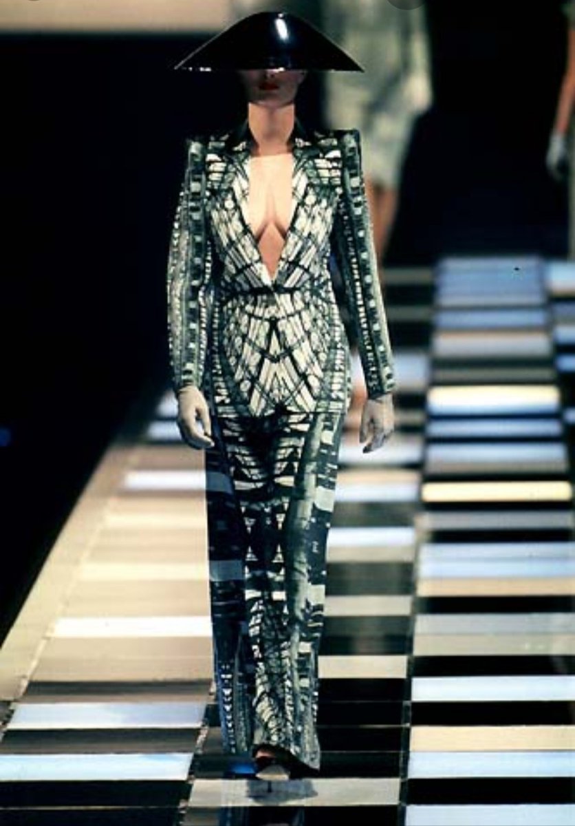 Givenchy Fall Winter 1998:Ici McQueen s'inspire d'un des premiers films de science-fiction, Blade Runner. Notamment du personnage de Rachael. Les couleurs sont très vives et futuriste.