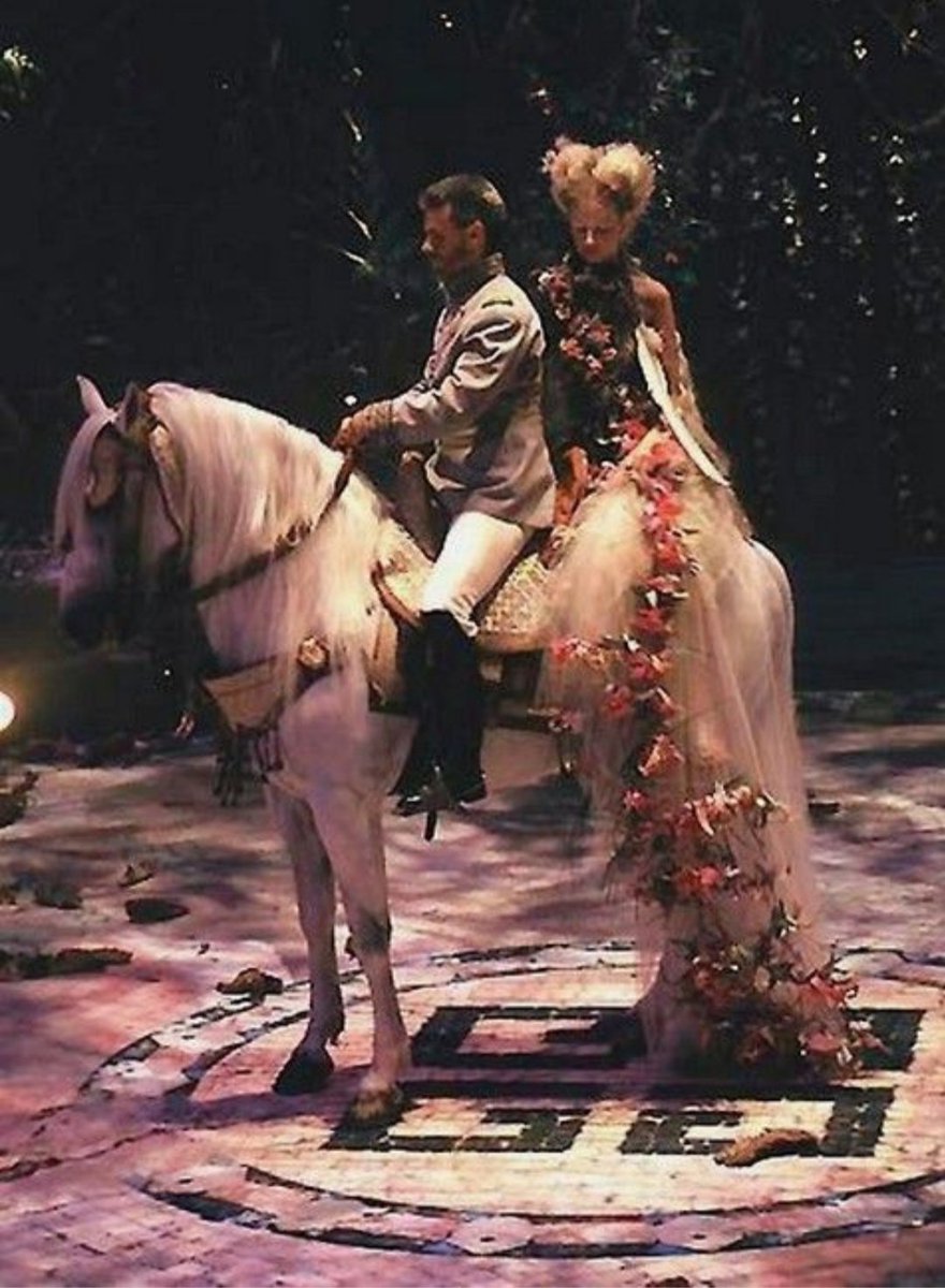 Givenchy Haute Couture Fall Winter 1998 :Le défilé s'ouvre sur un couple a cheval entrant sur le runway. Il s'inspire ici encore eu moyen âge mais aussi avec un sol et logo Givenchy craquelé, des ruines de l'antiquité.
