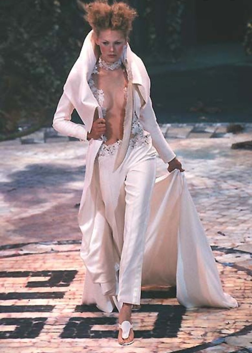 Givenchy Haute Couture Fall Winter 1998 :Le défilé s'ouvre sur un couple a cheval entrant sur le runway. Il s'inspire ici encore eu moyen âge mais aussi avec un sol et logo Givenchy craquelé, des ruines de l'antiquité.