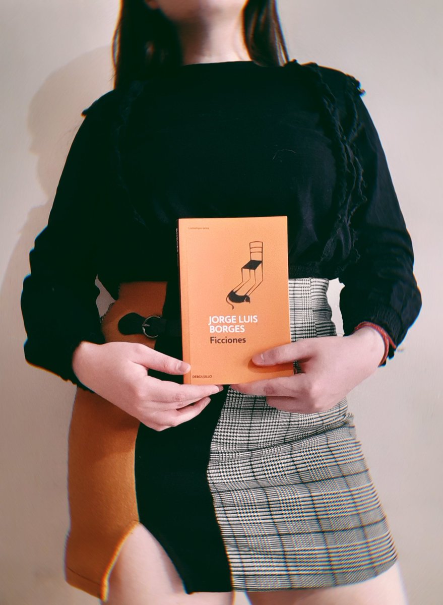 nallamie's tweet photo. mi intento de hacer outfits con mis libros💕

♡ Ficciones de JLB
♡ Poesía completa de C.P. Cavafis
♡ Orgullo y prejuicio de Jane Austen
♡ El castillo ambulante de Diana Wynne Jones https://t.co/CzBqsu4rPo
