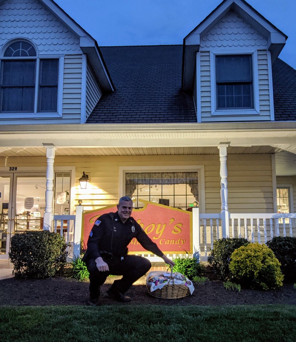 HdGPolice's tweet photo. A big thank you to our friends at Bomboy's Candy for giving us this awesome baskets of treats! We are so grateful for our business community. The strength of Havre de Grace is our community, and we believe that we have the best community in the world. #HdGstrong https://t.co/EDffCq6tu3