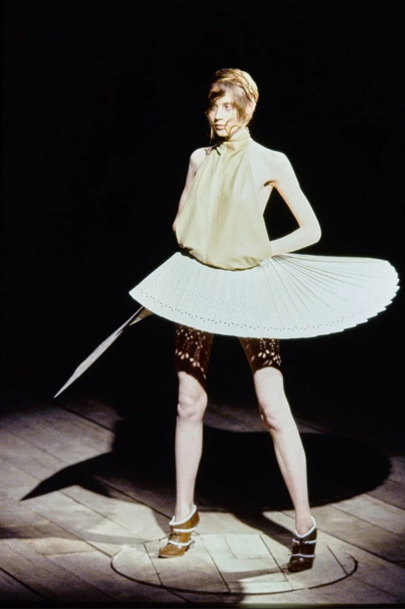 Spring Summer 1999:"Untitled (No 13)"Cette collection fut aussi beaucoup parle d'elle. C'était presque une performance d'art. Les mannequins défilaient entre deux robots qui a la fin, se sont articulés autour de la mannequin Shalom Harlow pour recouvrir sa robe de peinture.