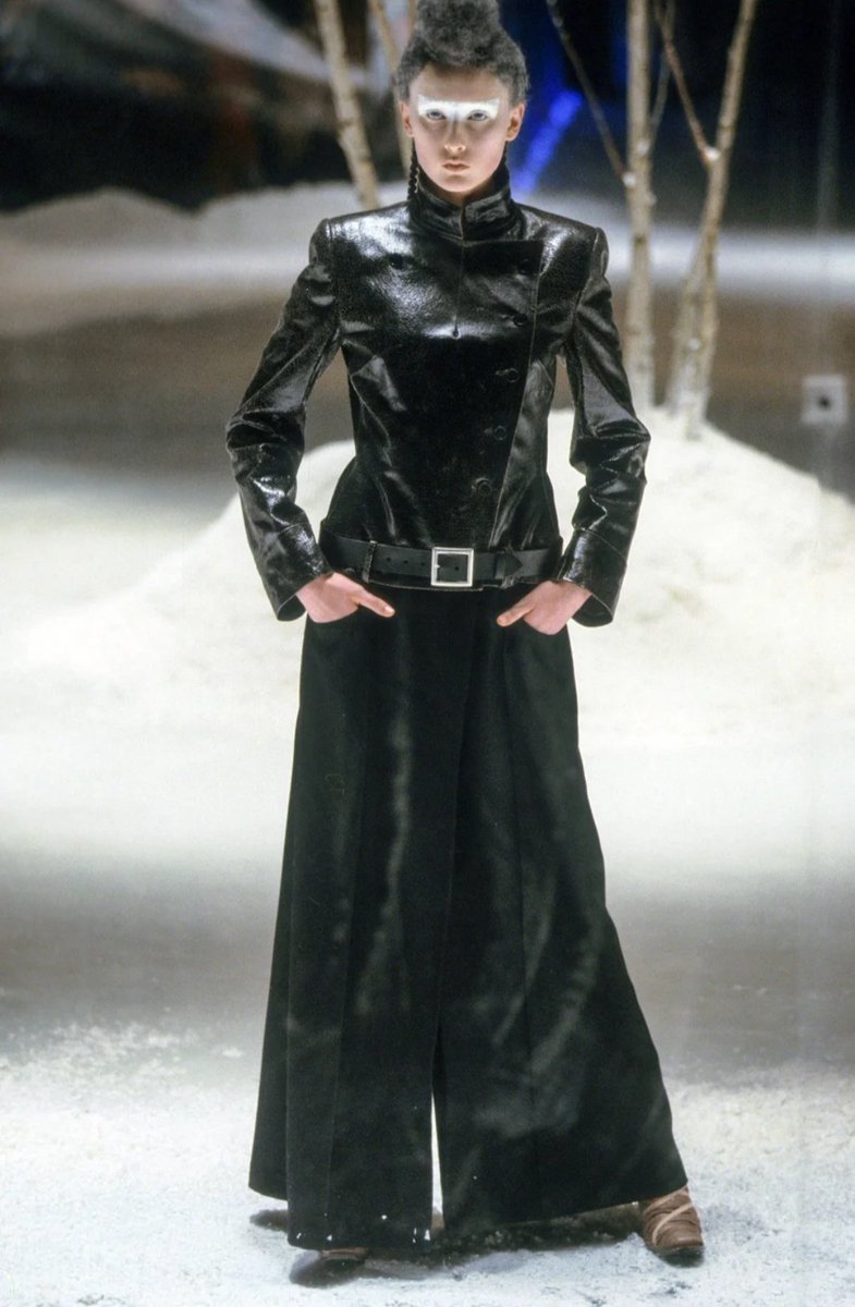 Fall Winter 1999:"The Overlook"McQueen s'inspire encore d'un film d'horreur pour cette collection, celui de Stanley Kubrick "Shining". Le tout dans un décor enneigé ou les mannequins défilaient sur des patins à glace.