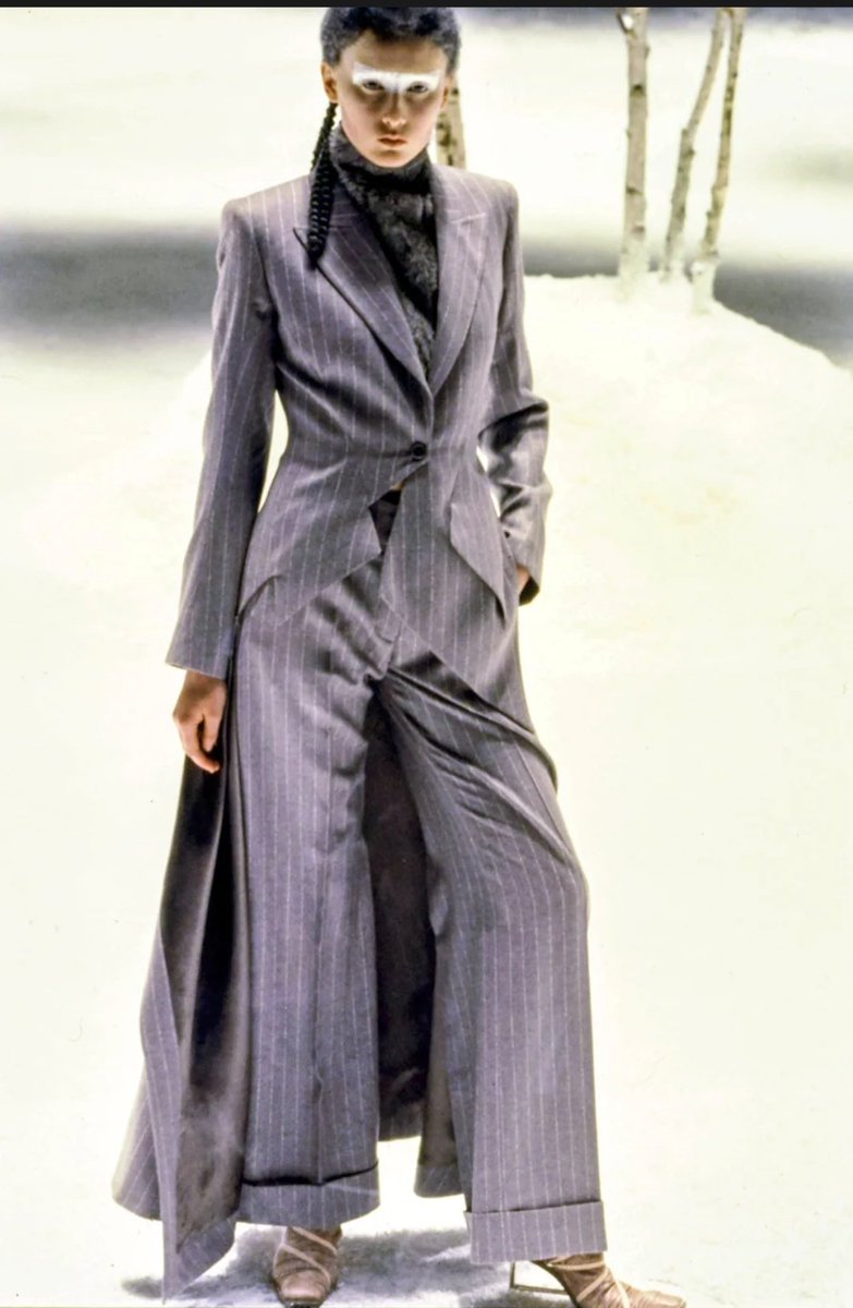 Fall Winter 1999:"The Overlook"McQueen s'inspire encore d'un film d'horreur pour cette collection, celui de Stanley Kubrick "Shining". Le tout dans un décor enneigé ou les mannequins défilaient sur des patins à glace.