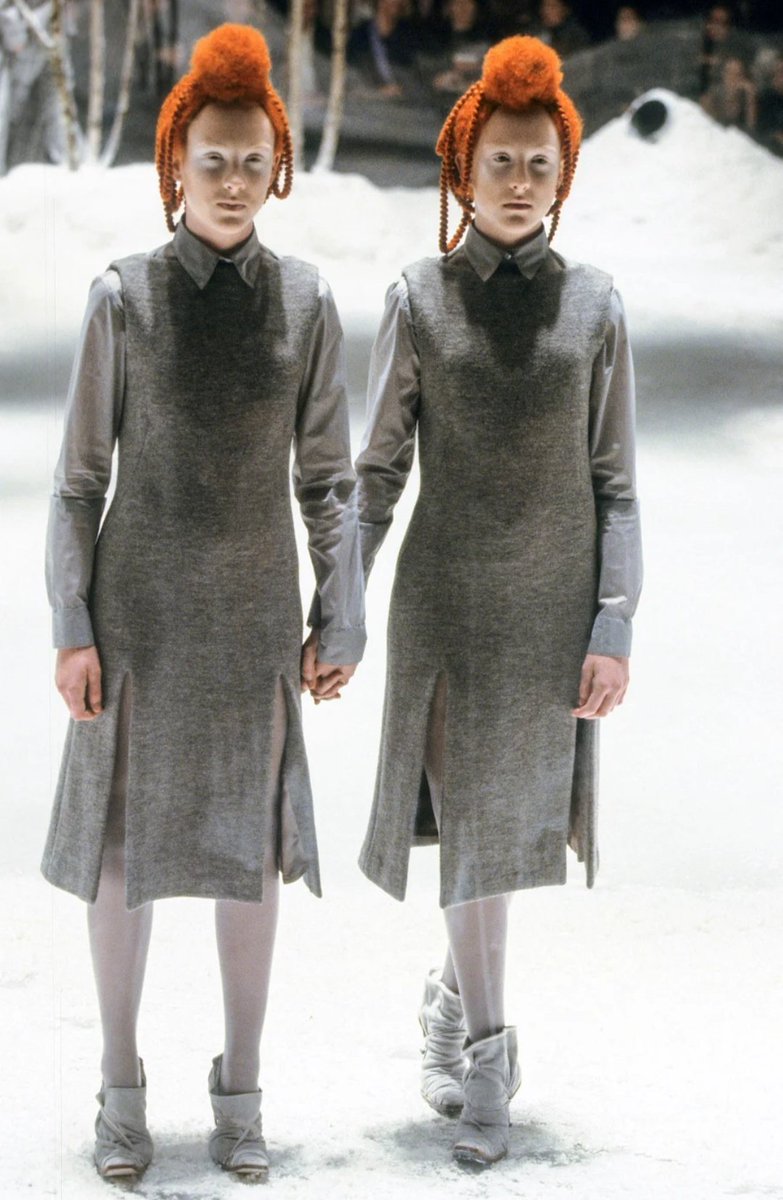 Fall Winter 1999:"The Overlook"McQueen s'inspire encore d'un film d'horreur pour cette collection, celui de Stanley Kubrick "Shining". Le tout dans un décor enneigé ou les mannequins défilaient sur des patins à glace.