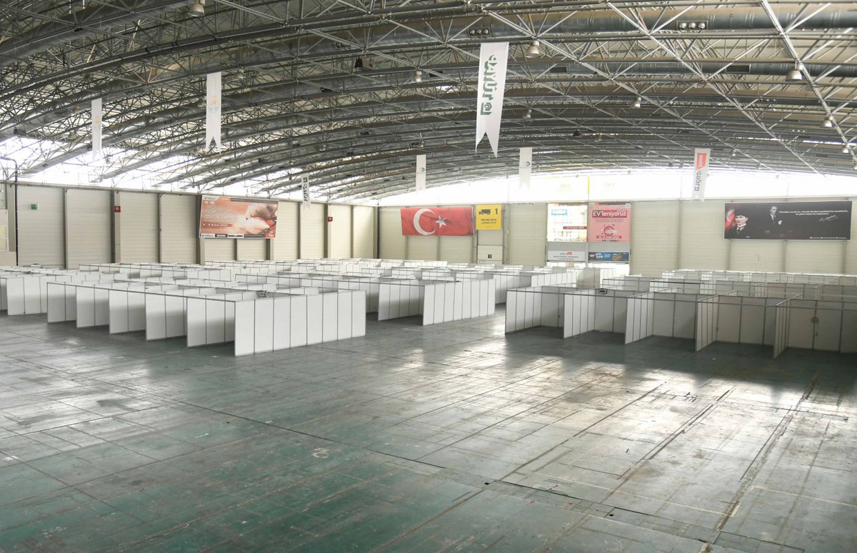 İşte Kemal Kılıçdaroğlu’nun bittiğini iddia ettiği 1000 kişilik sahra hastanesinin fotoğrafı! 
Fuar alanına sadece 2 adet seperatör ve bölmeler konulmuş. 
(Zeydan Karalar’ın, sahra hastanesi olduğunu iddia ettiği yer de Tüyap Adana Uluslararası Fuar ve Kongre Merkezi)