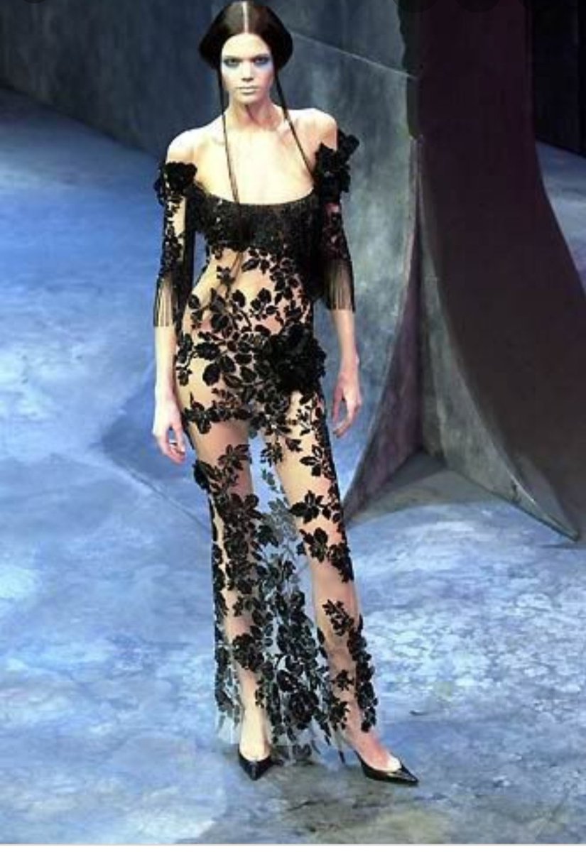 Givenchy SS 2000:Pour ce défilé prêt-a-porter Givenchy, Lee instaure comme a son habitude une ambiance gothique et maurose dans toute la salle. C& #39;est maintenant devenu sa marque de fabrique