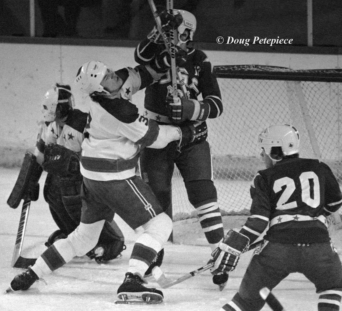 TheUnrealDougP's tweet photo. @Rush4d @Cornwall_Royals @tim_bernhardt2 @Jefftwo @StandFreeholder #CornwallRoyals vs #TeamUSAJuniors at #CornwallCivicComplex #WorldJuniors1978 Photo TWO https://t.co/xwyS9mwWJ7