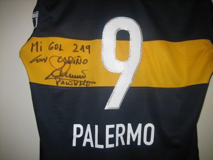 SOSinfantil's tweet photo. 12/04/2010 Martín Palermo se convirtió en el máximo goleador de @BocaJrsOficial e hizo gesto inigualable: donó la camiseta a la Fundación SOS INFANTIL para promover el trabajo por la infancia. ¡Ejemplo de Titán!
¡Gracias Martín! 
@DeportesLN @clarincom @TyCSports @MiguelBossio https://t.co/tZs6hOh19B