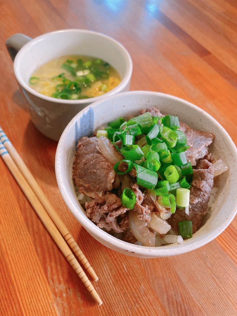 Achan_1218's tweet photo. けんた作😋

ネギ塩牛丼＆卵スープ✨✨✨

すんばらしくおぃしかった💕

#料理男子
#おうち時間
#牛丼
#卵スープ https://t.co/aKb33LZh7M
