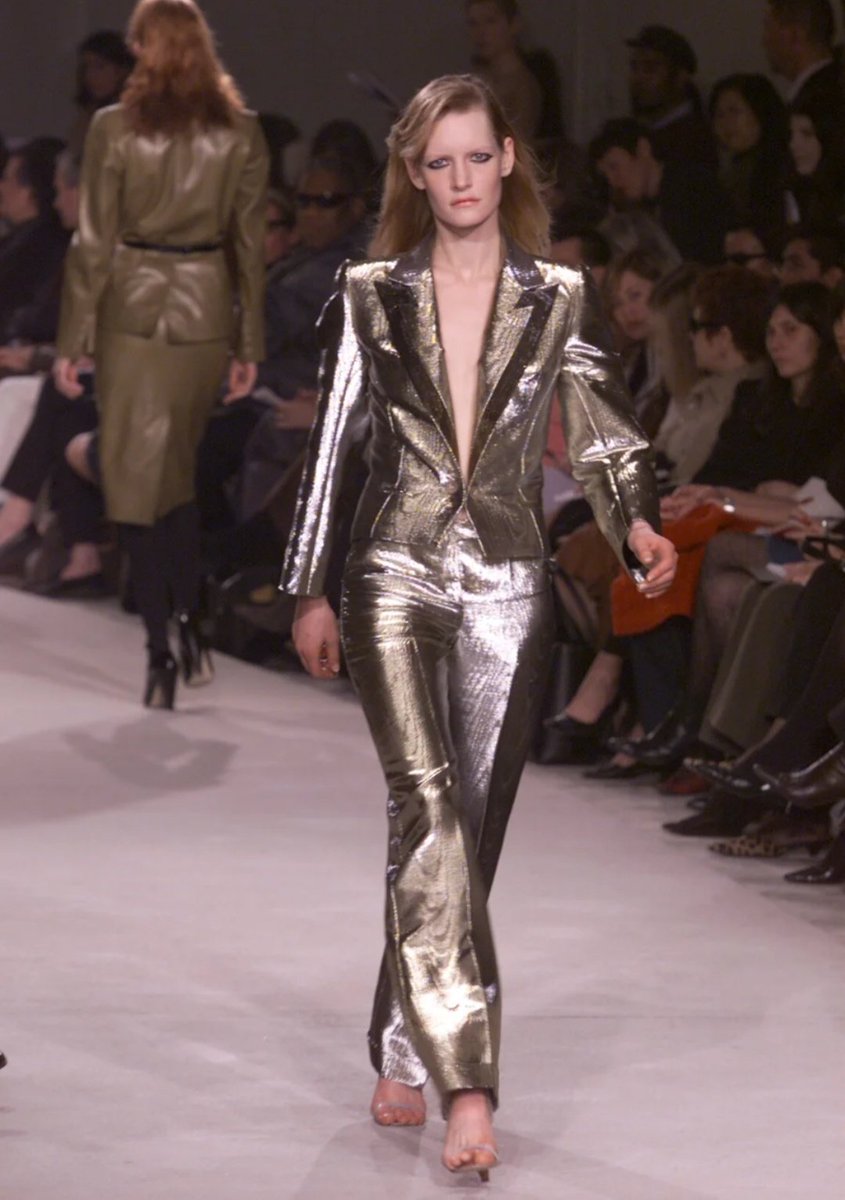 Givenchy Fall Winter 2000:Cette collection est grave moche je trouve dcp j'ai r a dire dessus mais je vous met quand même quelques photos.