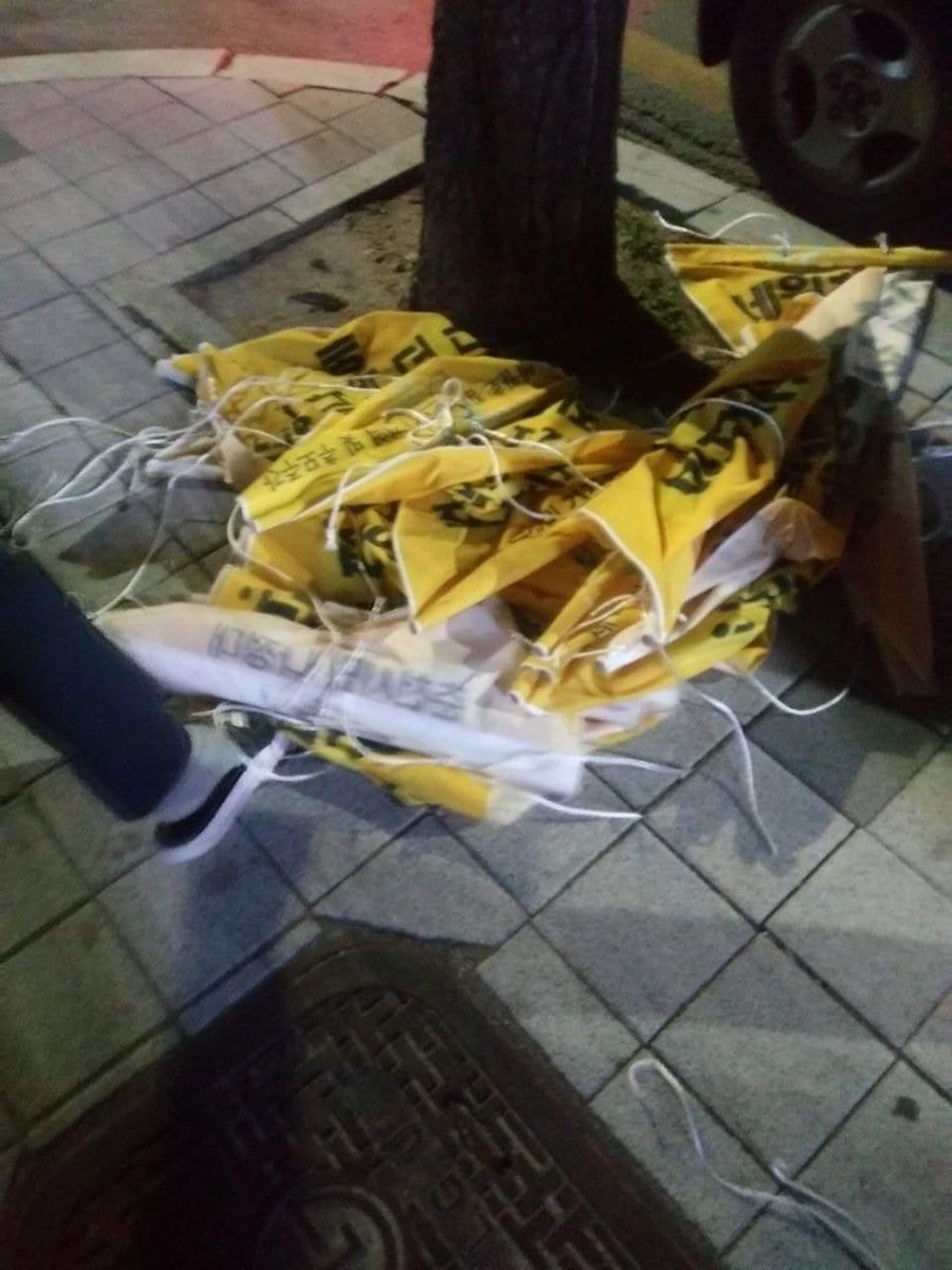 hansam61yahooc1's tweet image. &amp;lt;속보&amp;gt;김진태 선거차량에서 훼손된 세월호 현수막 23장 발견.
4월12일 밤 세월호 6주년을 맞아 걸었던 현수막을 훼손하는 사람들을 발견하고 경찰에 신고. 근처에 있는 김진태 후보의 선거차량이 있어 경찰과 함께 차량을 수색한 결과 훼손된 현수막 23장 발견.
김진태는 엎드려 빌지말고 사퇴하라