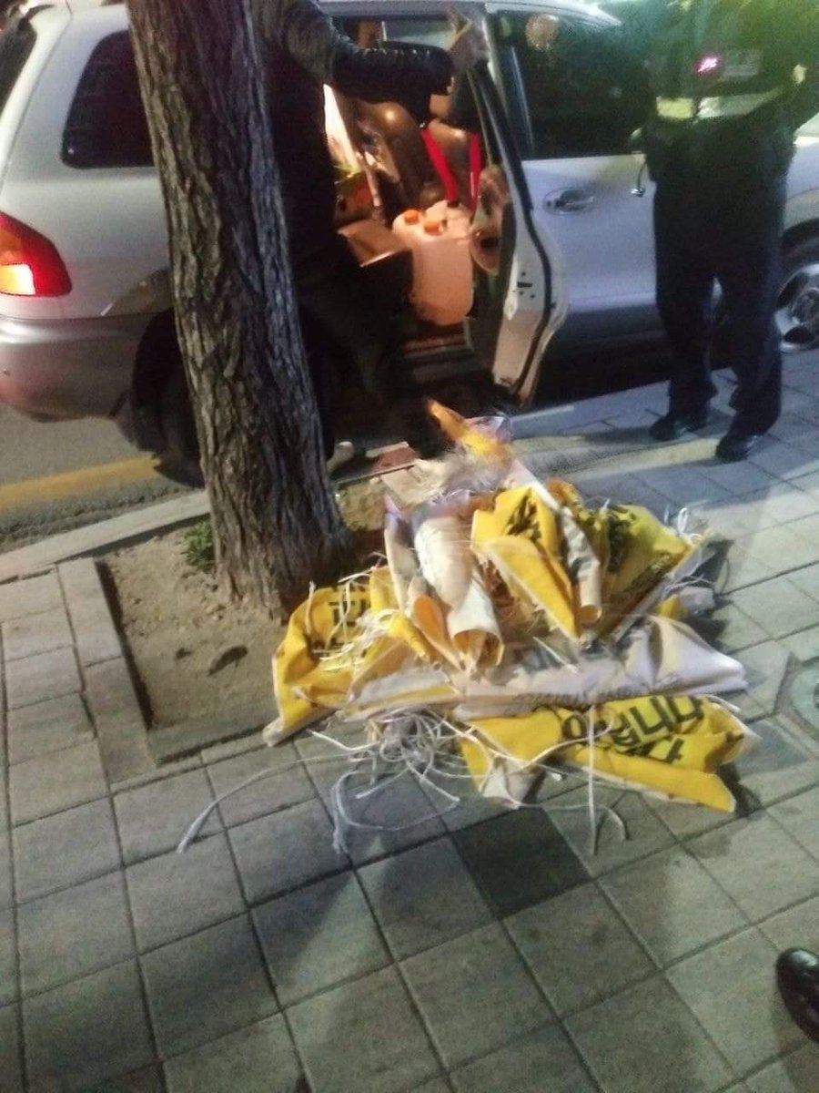 hansam61yahooc1's tweet image. &amp;lt;속보&amp;gt;김진태 선거차량에서 훼손된 세월호 현수막 23장 발견.
4월12일 밤 세월호 6주년을 맞아 걸었던 현수막을 훼손하는 사람들을 발견하고 경찰에 신고. 근처에 있는 김진태 후보의 선거차량이 있어 경찰과 함께 차량을 수색한 결과 훼손된 현수막 23장 발견.
김진태는 엎드려 빌지말고 사퇴하라