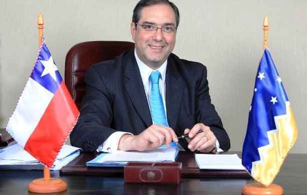 anamesiac's tweet photo. "Quiero dar una primicia que me llego' hasta el alma" El senador independiente por Punta Arenas " Carlos Bianchi es el unico politico QUE NO RECIBIO' DINERO DE CORPESCA " FELICITACIONES HONORABLE SENADOR" https://t.co/9vgXOPnyCU