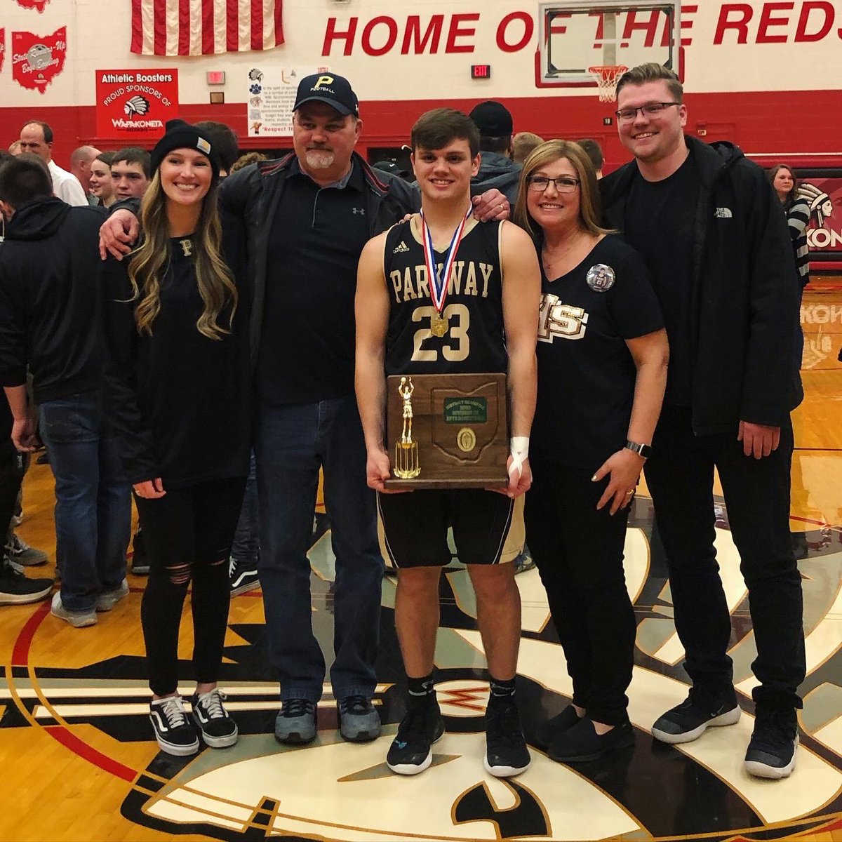 FakeUrban's tweet photo. Jason Luth was a team captain for the Parkway H.S. 🏈 and 🏀 teams. The 🏀 team was supposed to play in the regional finals. He’s has dealt with his mom’s battles with breast and ovarian cancers and one time drove two hours from the hospital to play. Good luck at Ohio State! https://t.co/mbOSbXYlRw