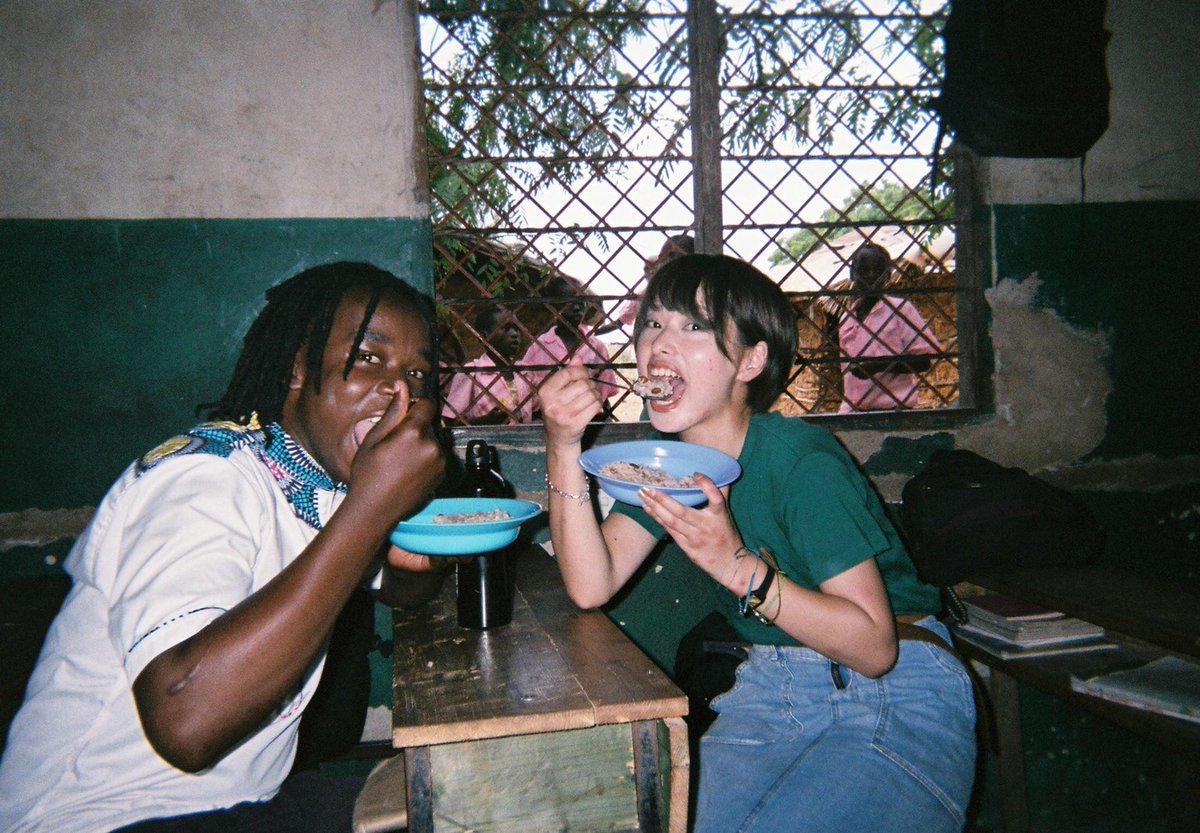 AinoriJP's tweet photo. ＼#あいのりを振り返り🚌💕／

『#あいのり：African Journey』でメンバーたちが撮影した＜写ルンです＞で、これまでの旅をランダムに振り返り🎵

あいのり学校の卒業生、トニーと✨👀 https://t.co/JThUedtWxY