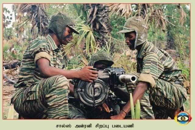 VKanthalingam's tweet image. தமிழீழ விடுதலைப் புலிகளின் முதலாவது இராணுவ மரபுப் படையணியான லெப் சாள்ஸ் அன்ரனி சிறப்பு படையணிப் போராளிகள்...!
#CASR #LTTE #🐯🐯🐯