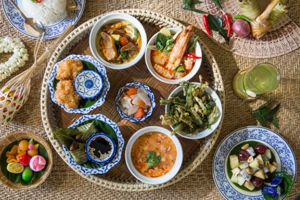 Ютуб еда на любой. Разная еда. Тайская еда морепродукты. Тайская кухня морепродукты. Тайский стол с едой.