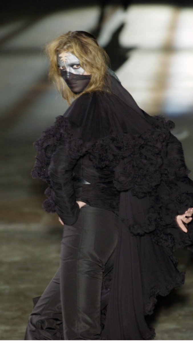 Fall Winter 2002:"Supercalifragilistic"McQueen s'inspire d'un mixe des cabinets de Marie- Antoinette et de l'ambiance sombre de Tim Burton pour créer cette collection qui comportera des robes de jeunes filles accompagné de harnais bdsm