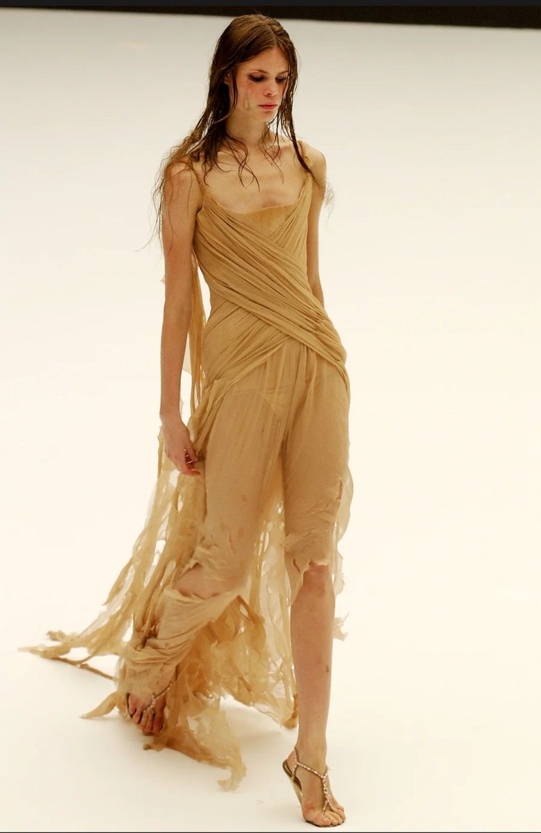 Spring Summer 2003:"Irere"McQueen nous plonge ici dans un univers marin, déjà présent dans beaucoup de ses shows précèdents, mais en le poussant encore plus loin avec une collection inspiré des pirates et de leurs femmes noyées dans l'écume des vagues