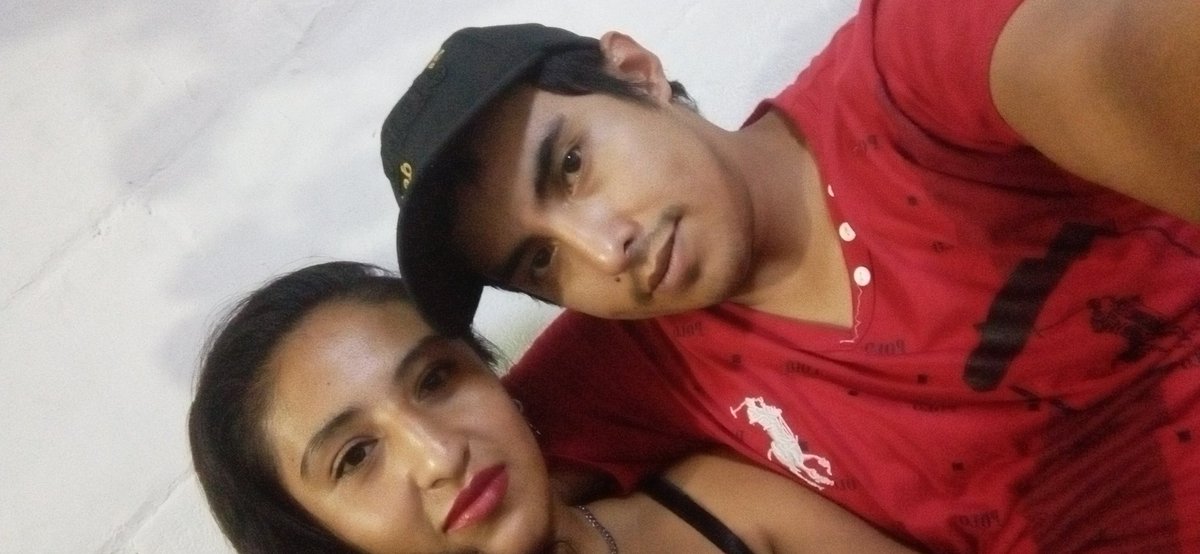 MISHYRINA1's tweet photo. @AztecaUno 
Viendo mujer bonita acompañada de mi suegra y mi esposo https://t.co/HhbxwqOMps