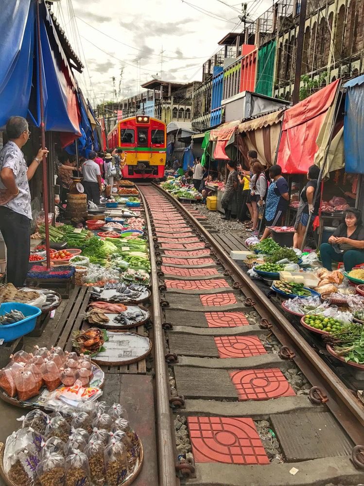 Бангкок камбоджа. Рынок Меклонг в Тайланде. Рынок Меклонг в Бангкоке.. Maeklong Railway Market. Железнодорожный рынок Меклонг (Таиланд).