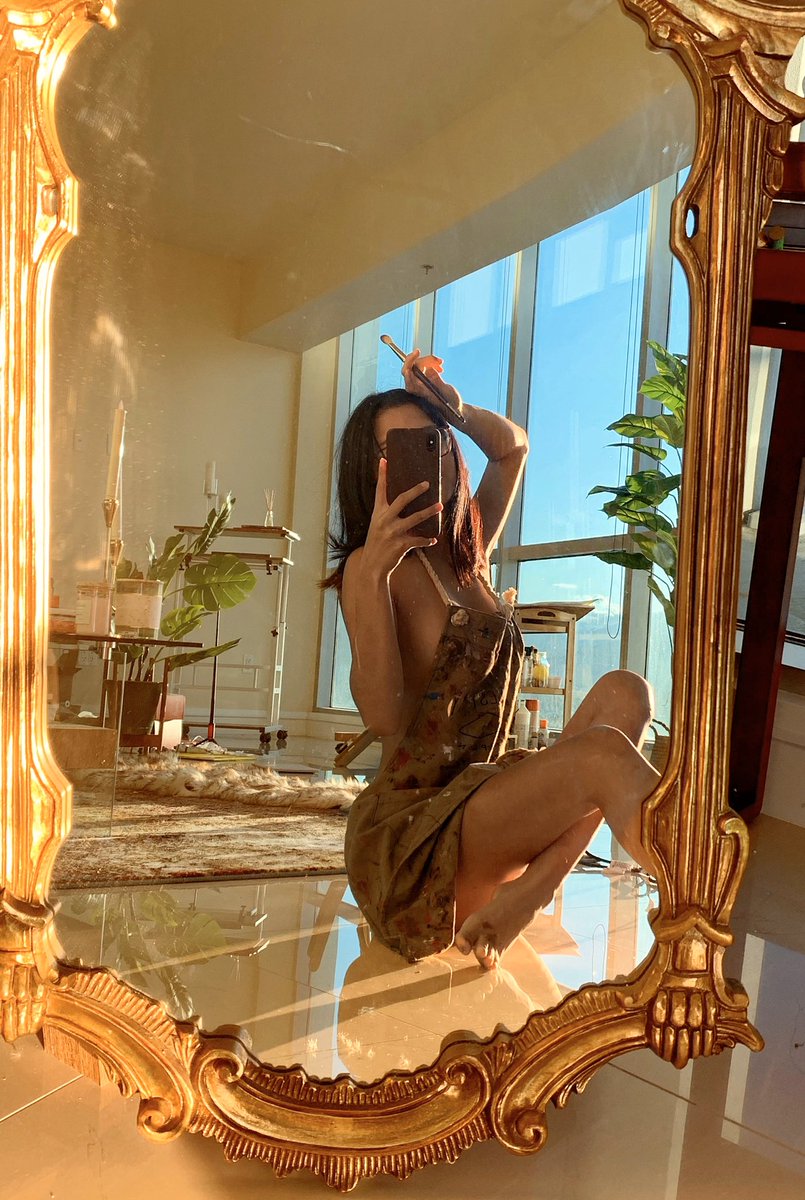 Alythuh's tweet photo. golden hour in ze art studio 🕊 https://t.co/ndQEKMxQkP