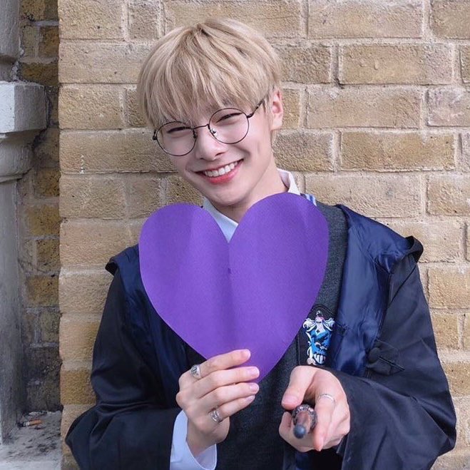 minnie: heres a thread of innie looking like the absolute adorable prince that he is: