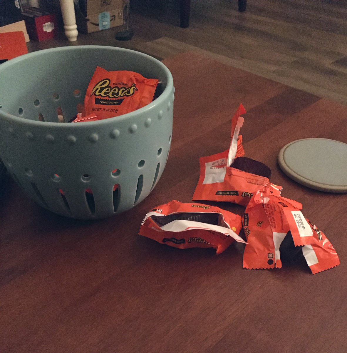 KatieColey's tweet photo. Update: I’ve only eaten 3 in the last 4 hours. Say what you want, but I’m proud of my restraint. https://t.co/gwvmWiOcO2