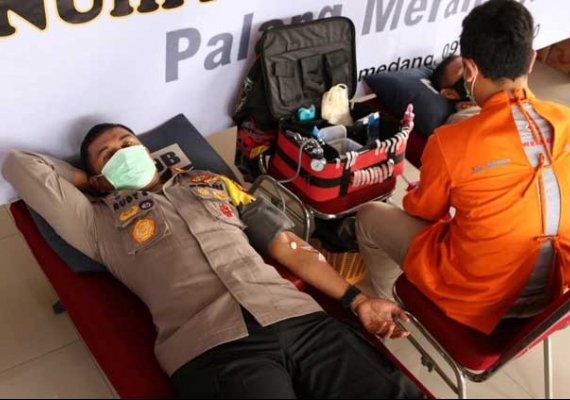 ariosuhendar's tweet photo. Darah yang kau donorkan dapat memberi kesempatan bagi orang lain untuk hidup

#DonorDarahPolri https://t.co/uEmeMohQHI