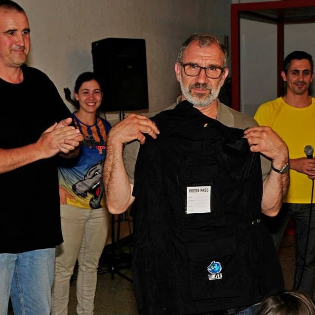 wolves_sarria's tweet photo. #WOLVES10ANYS 3/10 @josep_besalu com representant de tots aquells que no surten mai a les fotografies però que hi són sempre que sense la seva feina el club seria inviable L'Alba la nostre primera presidenta en Josep els membres de juntes col.laboradors Moltes felicitats a tots! https://t.co/ntdCI7SqhN