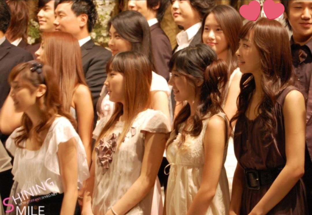 1. Pre debut Victoria [ f(x) leader ] with SNSD members at a wedding