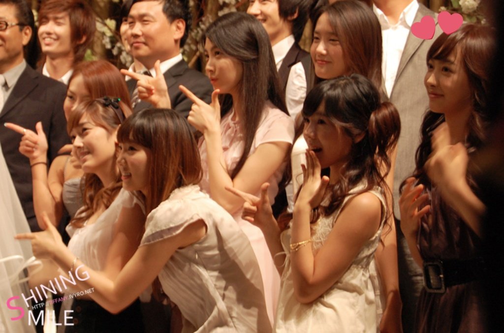 1. Pre debut Victoria [ f(x) leader ] with SNSD members at a wedding